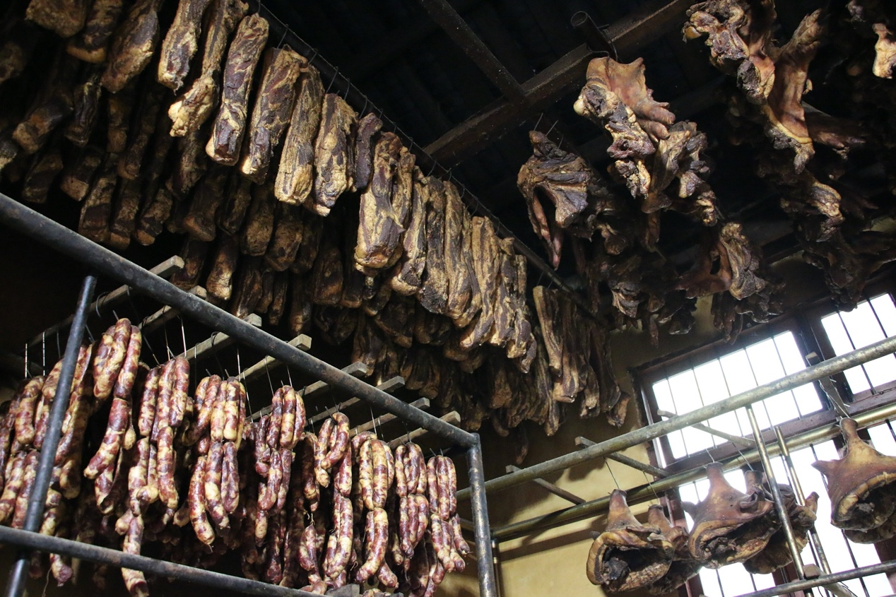 印江自治縣土家特色臘肉制品制作現(xiàn)場。