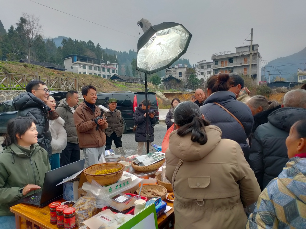 助農(nóng)直播帶貨。