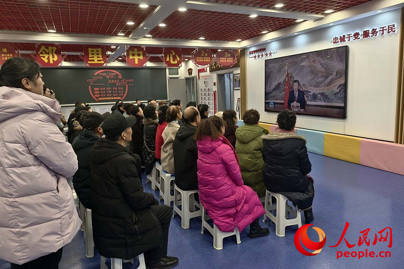 長城花園社區(qū)居民在社區(qū)黨群活動中心一起觀看習(xí)近平主席新年賀詞直播。人民網(wǎng)記者 梁宏鑫攝