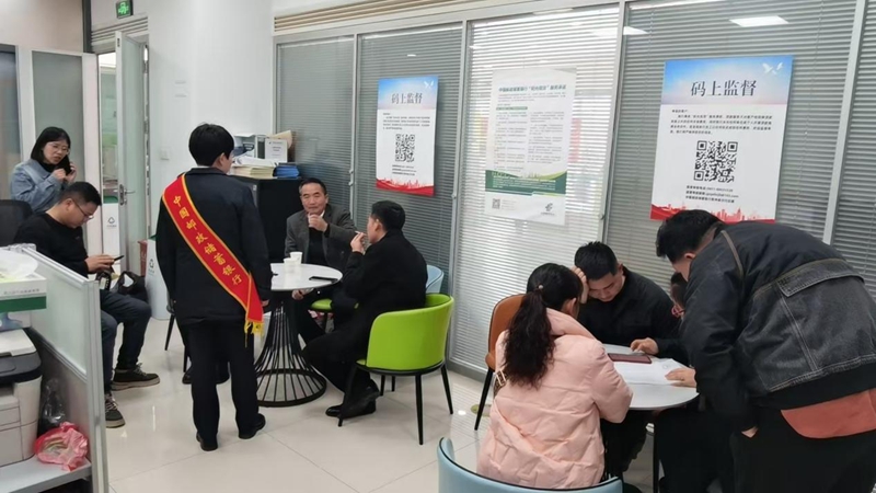 1、郵儲銀行納雍縣支行業(yè)務(wù)辦理現(xiàn)場。