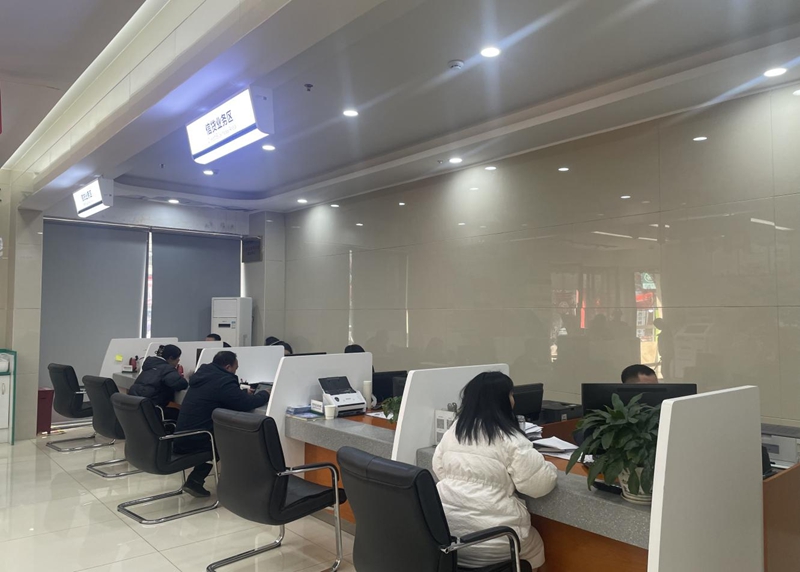 2、郵儲銀行黔西市支行業(yè)務(wù)辦理現(xiàn)場。