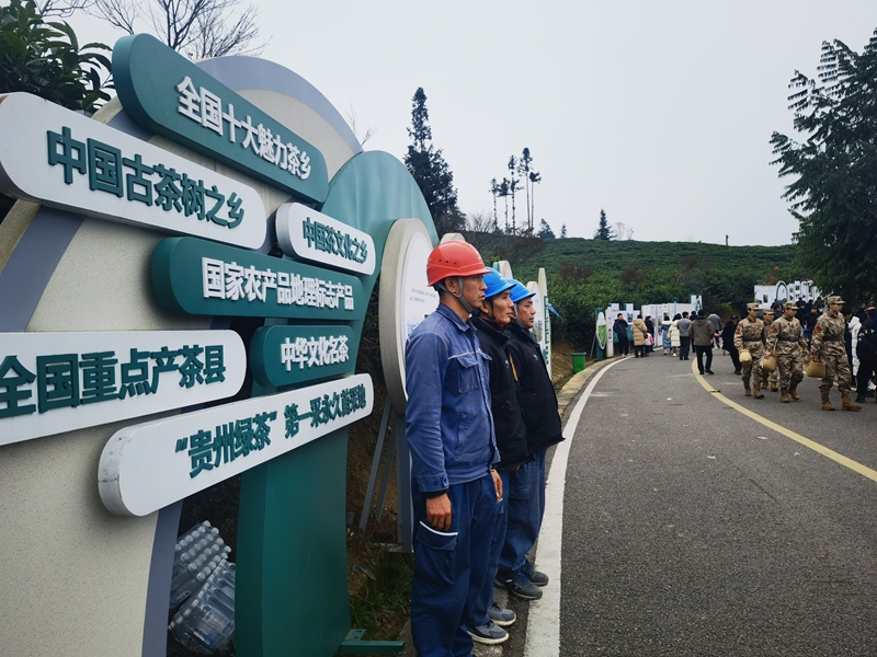 南方電網(wǎng)貴州興義普安供電局保供電人員現(xiàn)場(chǎng)值守。