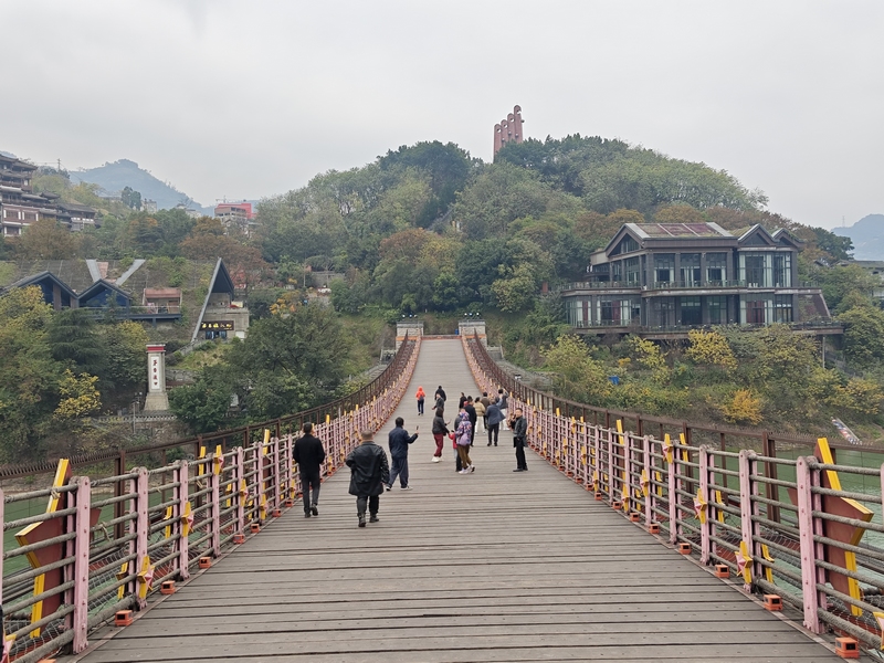 4、元旦期間游客在茅臺鎮(zhèn)紅軍橋參觀。