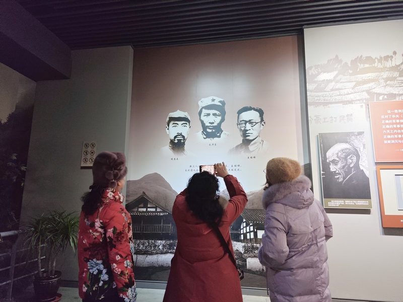 5、元旦期間游客在紅軍長征過茅臺陳列館參觀。