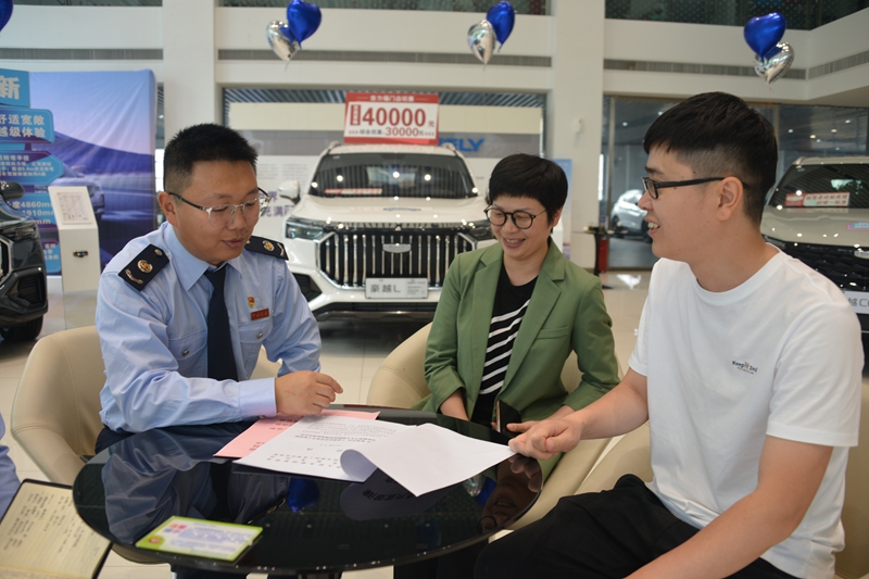 安順市開發(fā)區(qū)稅務(wù)局稅務(wù)干部深入了解車企經(jīng)營情況，并針對新能源汽車購置補貼政策為納稅人進行講解