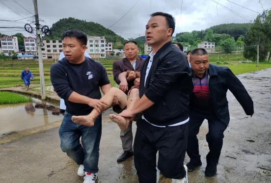 1.何騰飛（左一）與村干部一起幫助村民。