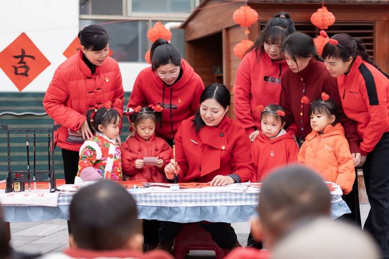 1 12月31日，在貴州省黔南布依族苗族自治州羅甸縣蓮花幼兒園開展的迎新年活動中，小朋友學(xué)習(xí)書法。