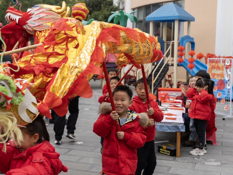 3 12月31日，在貴州省黔南布依族苗族自治州羅甸縣蓮花幼兒園開展的迎新年活動中，小朋友在舞龍。 