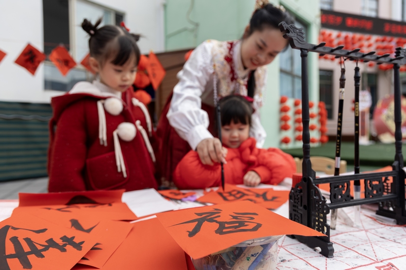 4 12月31日，在貴州省黔南布依族苗族自治州羅甸縣蓮花幼兒園開展的迎新年活動中，小朋友學(xué)習(xí)書法。 