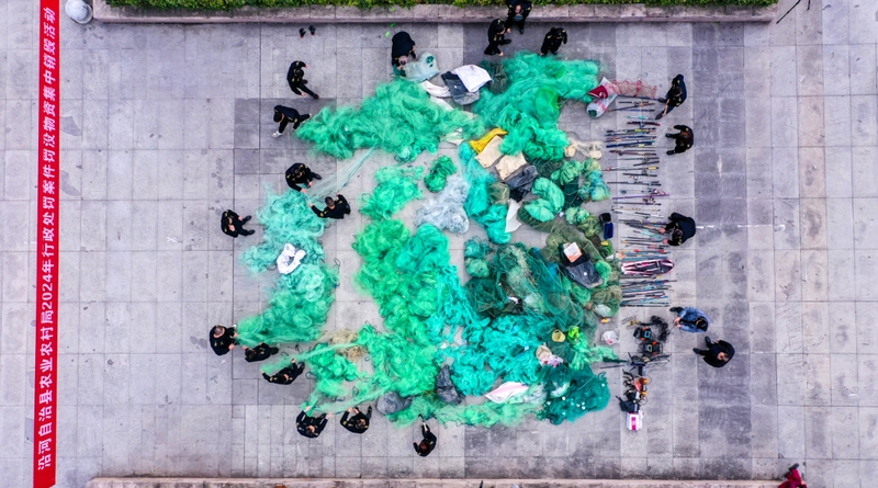 2 被收繳的各類非法漁具分類擺放在地