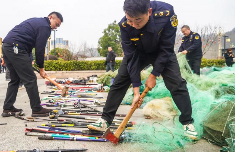 4 執(zhí)法人員使用大錘、剪刀等工具對非法漁具進(jìn)行銷毀