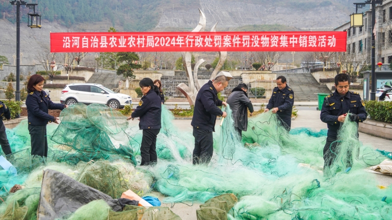 5 執(zhí)法人員使用大錘、剪刀等工具對非法漁具進(jìn)行銷毀