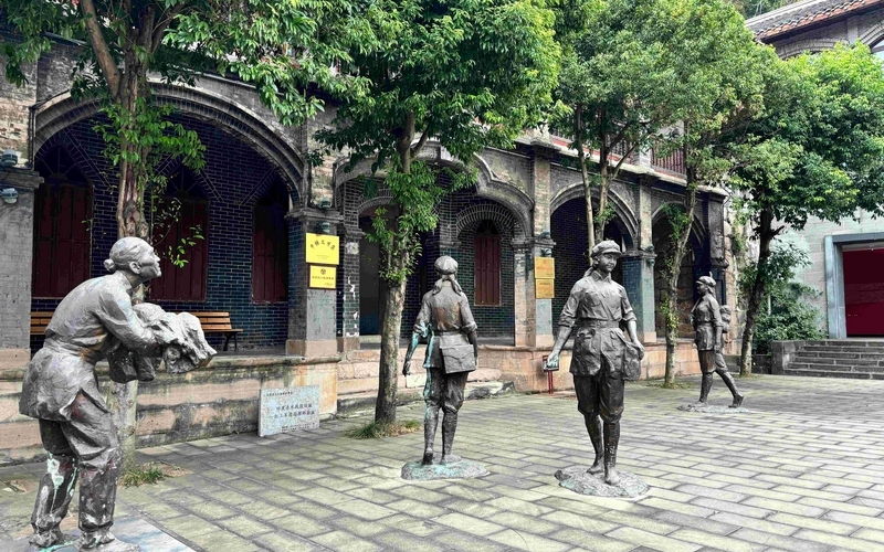 2、門(mén)前的女紅軍雕像身姿挺拔、神情堅(jiān)毅，講述著“半條被子”的故事令人感動(dòng)（習(xí)水融媒供圖）