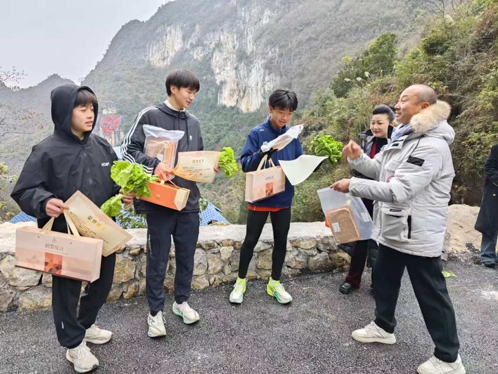為獲獎選手頒獎。