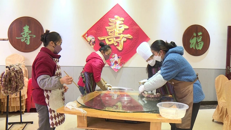 2 工人正在制作香腸