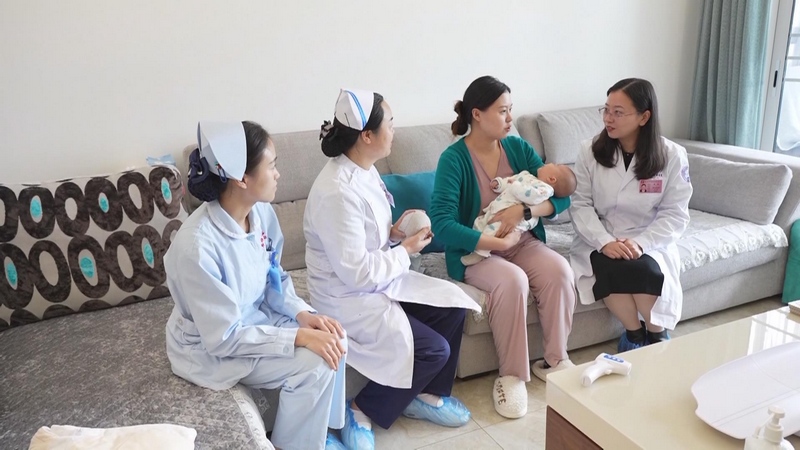 圖為安順市婦幼保健院孕產(chǎn)保健部醫(yī)護(hù)團(tuán)隊(duì)開(kāi)展產(chǎn)后上門訪視.jpg