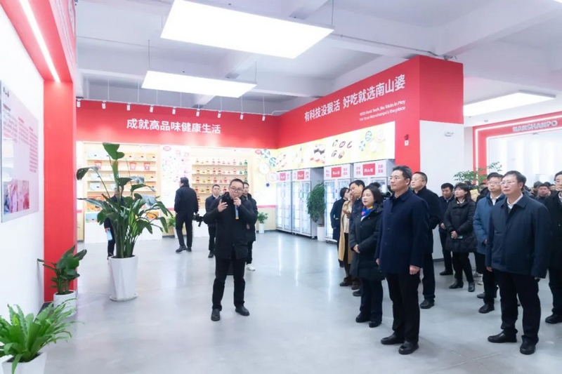 5 圖為尹恒斌帶隊(duì)觀摩南山婆生態(tài)特色食品產(chǎn)業(yè)園.jpg