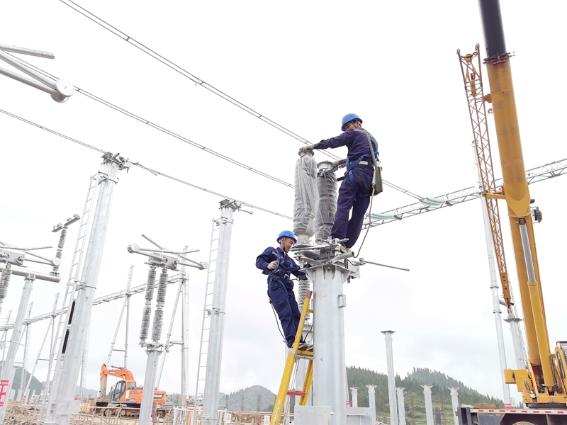 工作人員安裝500千伏勝境變電站的電氣設(shè)備。陳炎 攝