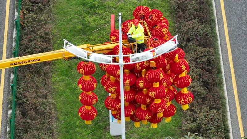 3 工作人員操作高空搖臂機(jī)安裝燈籠