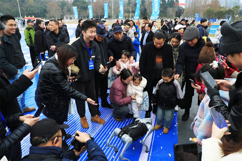 6市民圍觀機械狗