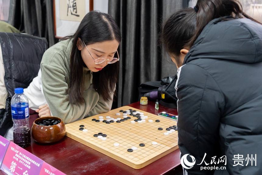 第十五屆全國運動會群眾比賽圍棋項目貴州省選拔賽現(xiàn)場。人民網(wǎng)記者 涂敏攝