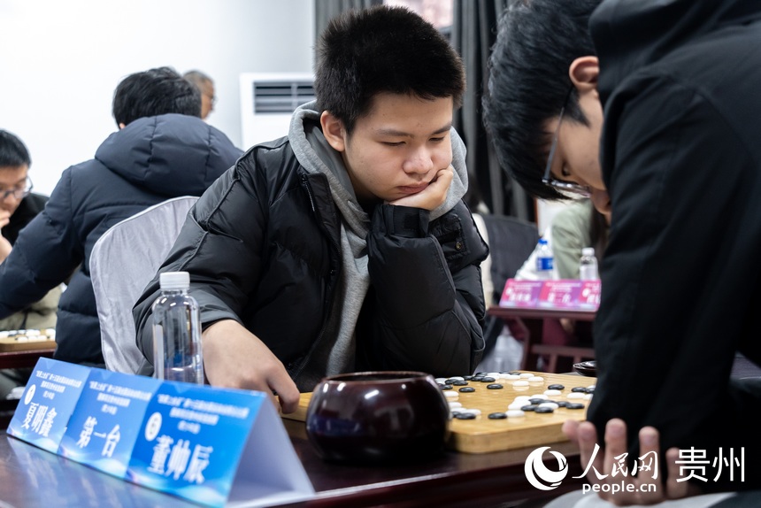 第十五屆全國運動會群眾比賽圍棋項目貴州省選拔賽現(xiàn)場。人民網(wǎng)記者 涂敏攝