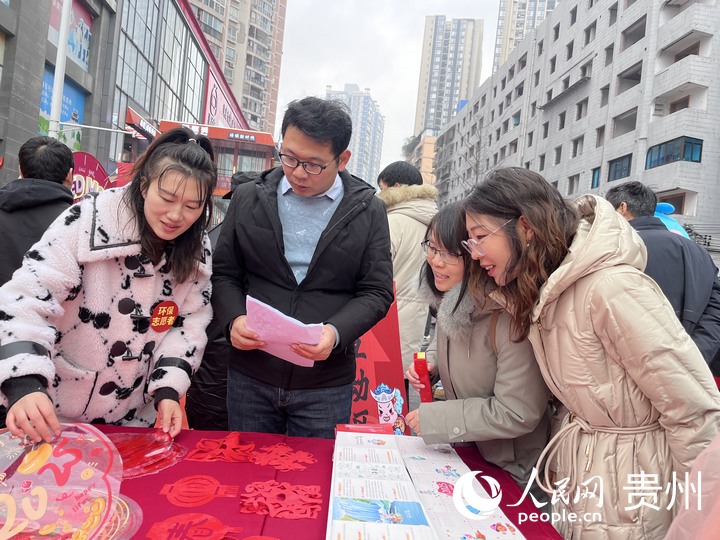 市民參與環(huán)?；芋w驗活動。人民網(wǎng) 陳潔泉攝