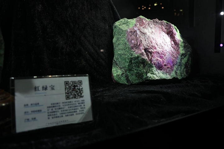 展覽上的各色寶石、礦石。