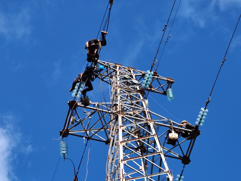 集電線路緊線施工。