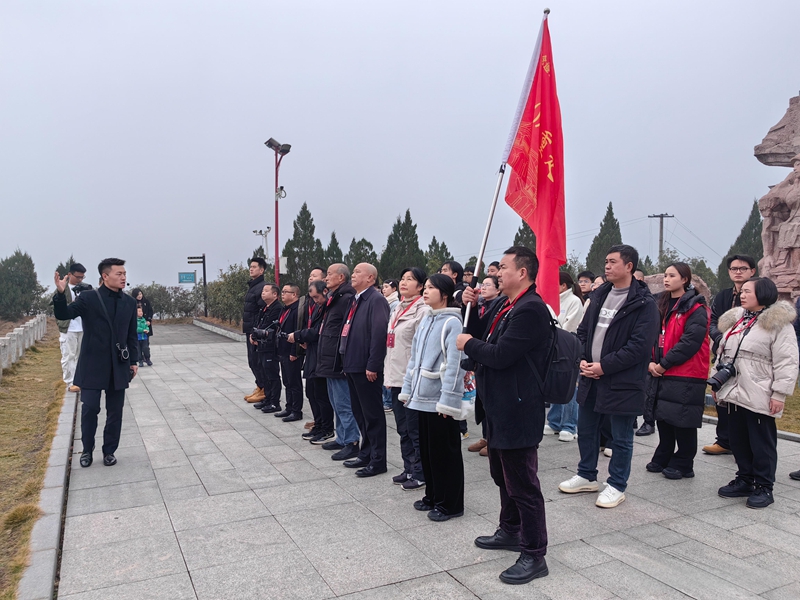 在青杠坡紅軍烈士陵園聽青杠坡戰(zhàn)役的故事。