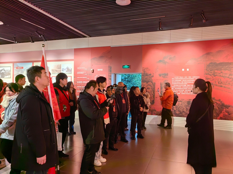 在四渡赤水紀(jì)念館臨時展廳聽四渡赤水的故事。
