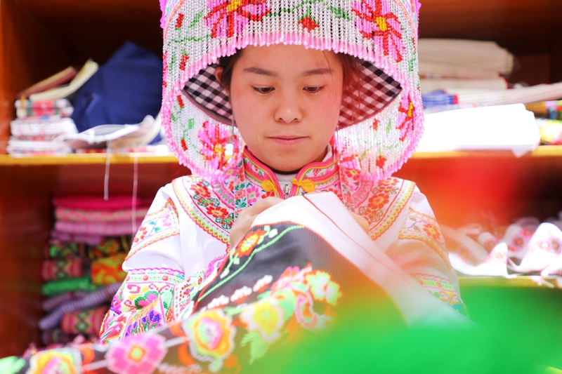 1、全安美正在趕制民族服裝。 陳桂良攝
