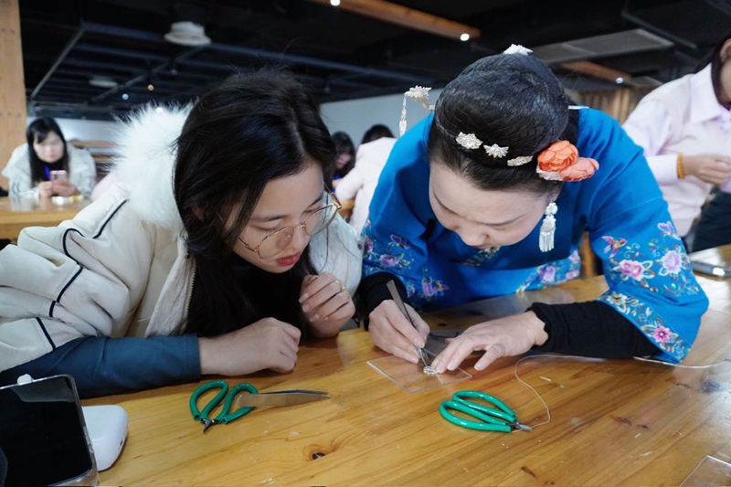 學員體驗貴州苗族銀飾制作。貴州大學 供圖