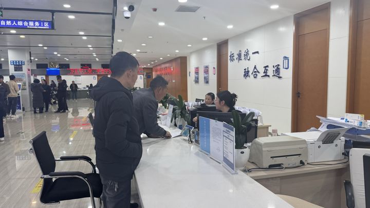 2.水城區(qū)政務(wù)服務(wù)大廳市場(chǎng)監(jiān)管窗口工作人員為群眾辦理業(yè)務(wù)。