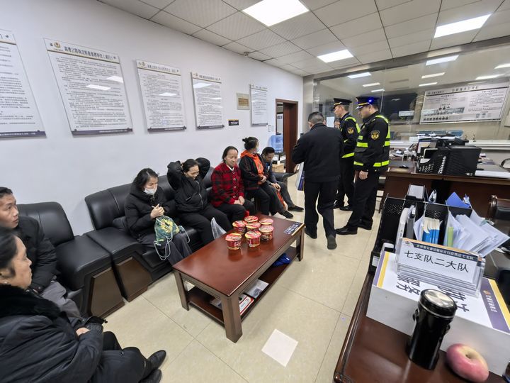 1月7日?qǐng)?zhí)法人員給農(nóng)民工開展法律宣傳。