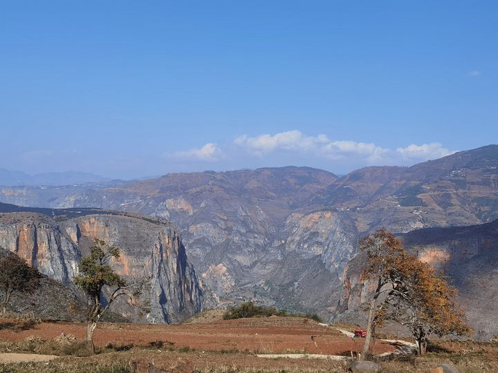 圖為山巒重疊、溝壑縱橫的海拉鎮(zhèn)（拍攝：陳偉）.jpg