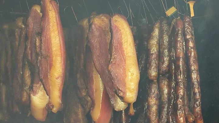 傳統(tǒng)臘肉煙熏.jpg