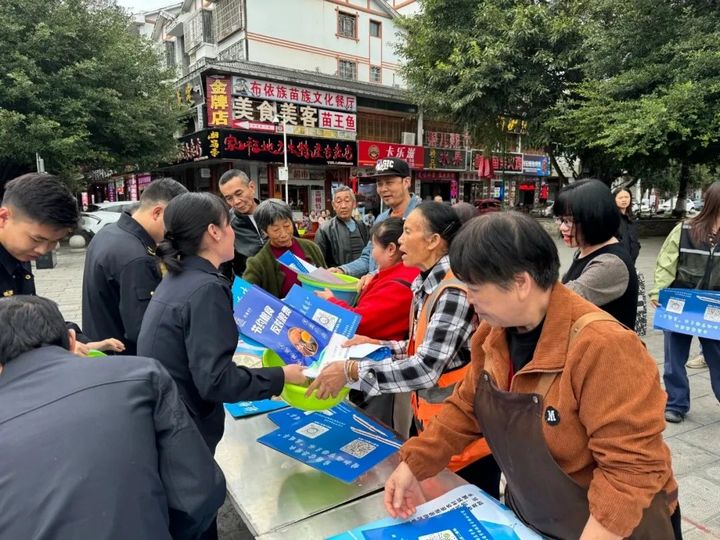 3 圖為執(zhí)法人員進(jìn)村入戶發(fā)放傳單進(jìn)行宣傳.jpg
