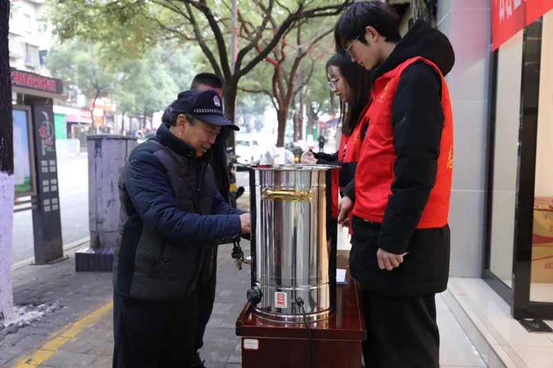 普陀街道辦事處工會驛站，工作人員提供姜茶