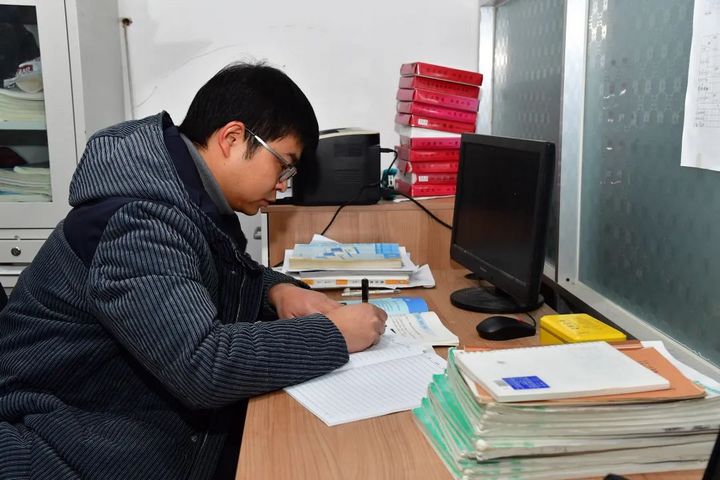 2 鄭克濤在備課。