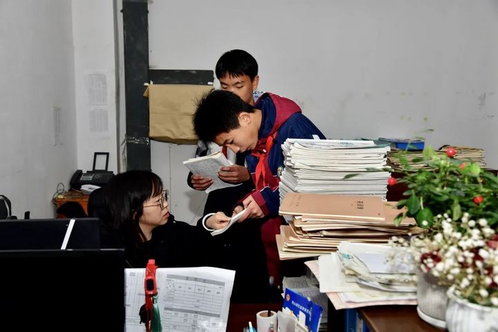 謝敏在給學(xué)生講解課文中的知識(shí)點(diǎn)。