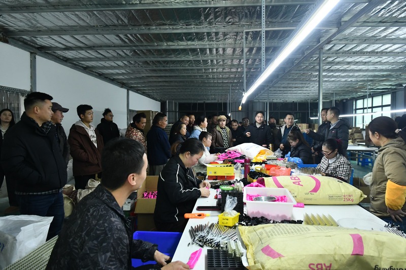 群眾在智特實(shí)業(yè)有限公司觀摩.jpg