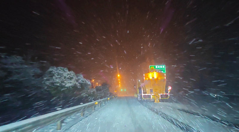 2、開始預(yù)防性拋灑融雪劑.jpg