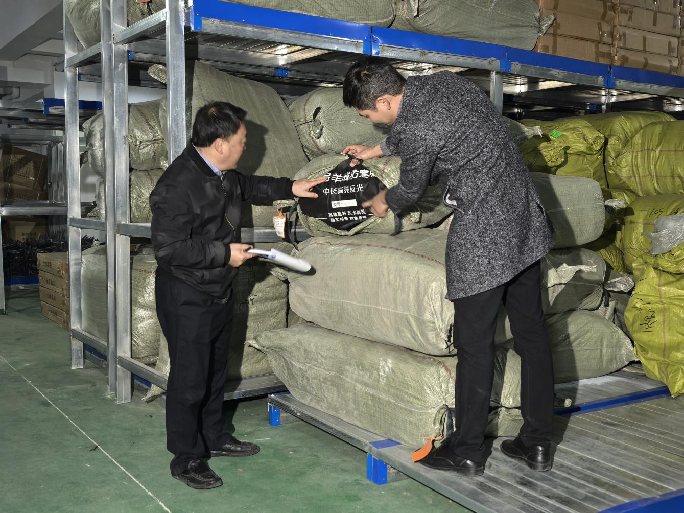銅仁全面?zhèn)鋺?zhàn)應(yīng)對(duì)低溫 防寒物資充足迎戰(zhàn)寒潮。