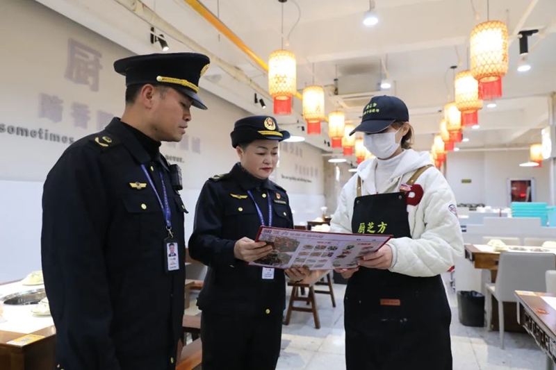 云巖區(qū)市場監(jiān)管局工作人員入戶檢查