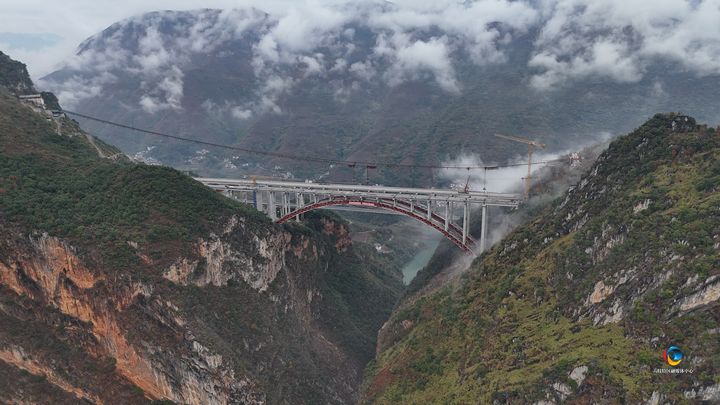 在建中的烏蒙山大橋全景。