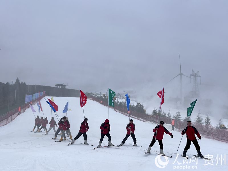 冰雪滑道速降表演。人民網(wǎng) 陳潔泉攝