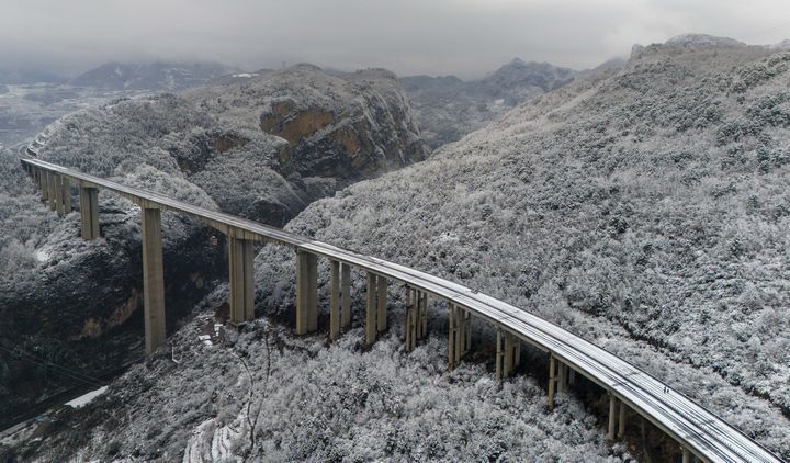 1月9日，被冰雪封凍的畢威高速赫章特大橋。李學(xué)友攝