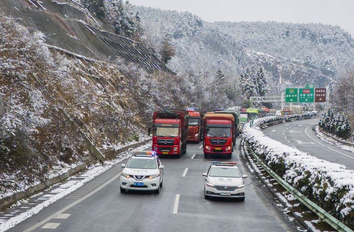 1月9日，警車壓速帶道滯留車輛駛離解除臨時(shí)交通管制的S20畢威高速公路。李學(xué)友攝