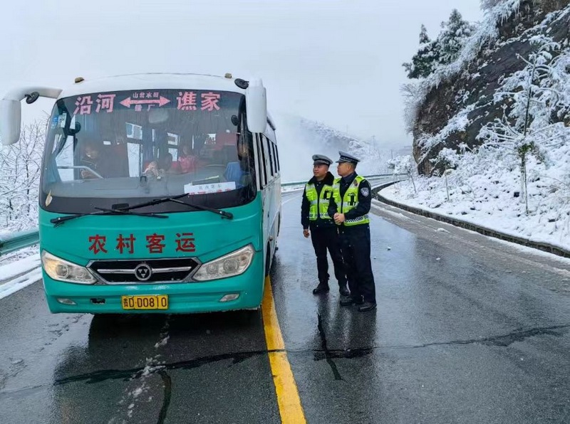 民警堅(jiān)守崗位，有條不紊地開(kāi)展路面隱患排查治理與執(zhí)法管控工作 (1).jpg